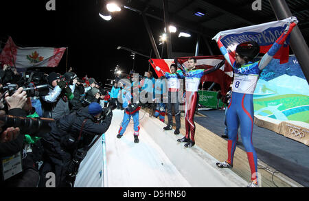 Medaglia d'oro del Canada Jon Montgomery (L) celebra con la medaglia di argento Martins Dukurs (C) della Lettonia e vincitore del bronzo Alexander Tretyakov (R) della Russia durante la cerimonia dei fiori per gli uomini lo scheletro di evento in Whistler Centro di scorrimento, 19 febbraio 2010, presso il Vancouver 2010 Giochi Olimpici. Foto: Karl-Josef Hildenbrand Foto Stock