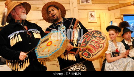Un canadese First Nations balli di gruppo esegue guardato da bavarese ballerini folk in background durante un canadese bavarese di notte a 'Deutsches Haus' in Whistler, Canada, 20 febbraio 2010. Foto: Peter Kneffel +++(c) dpa - Bildfunk+++ Foto Stock