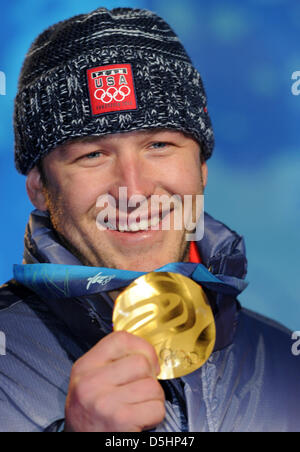 Gli uomini della Super combinata medaglia d'oro Bode Miller di Stati Uniti mostra la sua medaglia durante la premiazione al Whistler Medal Plaza durante il Vancouver 2010 Giochi Olimpici, Whistler, Canada, 21 febbraio 2010. Foto: Martin Schutt +++(c) dpa - Bildfunk+++ Foto Stock