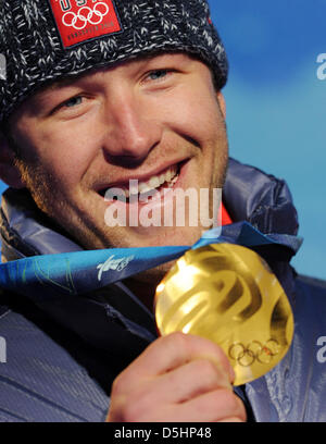 Gli uomini della Super combinata medaglia d'oro Bode Miller di Stati Uniti mostra la sua medaglia durante la premiazione al Whistler Medal Plaza durante il Vancouver 2010 Giochi Olimpici, Whistler, Canada, 21 febbraio 2010. Foto: Martin Schutt +++(c) dpa - Bildfunk+++ Foto Stock