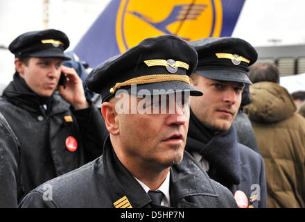 Piloti di partecipare a una manifestazione di protesta all'aeroporto di Francoforte sul Meno, Germania, 22 febbraio 2010. Molti voli di Lufthansa sono stati cancellati o in ritardo a causa di uno sciopero di Lufthansa di piloti. Il tasso controversia potrebbe sviluppare per essere la più grande nella storia della aviazione tedesca. Foto: BORIS ROESSLER Foto Stock