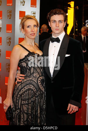 Direttore britannico Sam Taylor Wood (L) e l'attore britannico Aaron Johnson arriva per il 2010 Orange British Academy Film Awards (BAFTA) presso la Royal Opera House di Londra, Gran Bretagna, 21 febbraio 2010. Il BAFTAs sono il più grande e più prestigioso British film awards onorando British nonché internazionale talento cinematografico. Foto: Hubert Boesl Foto Stock