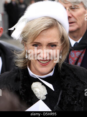 La principessa Astrid del Belgio arriva per una messa speciale per commemorare defunti belga della famiglia reale a Onze-Lieve-Vrouwe chiesa a Bruxelles, Belgio, 23 febbraio 2010. Foto: Albert Nieboer (PAESI BASSI) Foto Stock