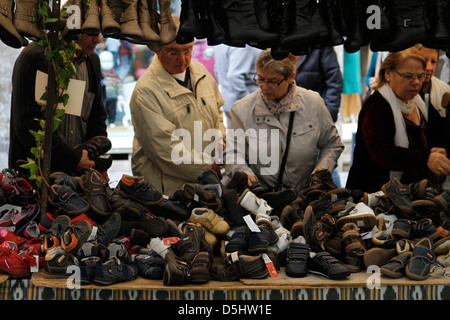 I vestiti, gli acquirenti e gli altri beni sono visti in un mercato delle pulci nell'isola di Maiorca, SPAGNA Foto Stock