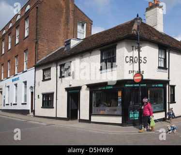 Croce Storica locanda risalente al 1652, Woodbridge, Suffolk, Inghilterra Foto Stock