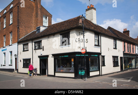 Croce Storica locanda risalente al 1652, Woodbridge, Suffolk, Inghilterra Foto Stock