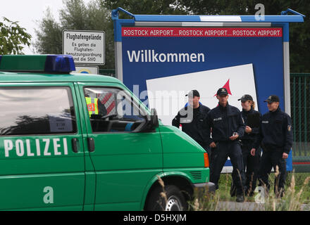 Gli ufficiali di polizia fissare l'ingresso all'Aeroporto Rostock-Laage in Laage, Germania, 18 settembre 2012. Un esercizio di polizia per mettere fine a una situazione con ostaggi, dove un aereo di passeggero è stato catturato da numerosi criminali armati, è che vi si svolge a fianco il normale traffico aereo. Foto: Bernd Wuestneck Foto Stock