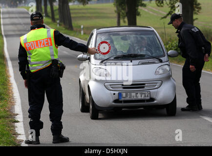 Gli ufficiali di polizia fissare l'ingresso all'Aeroporto Rostock-Laage in Laage, Germania, 18 settembre 2012. Un esercizio di polizia per mettere fine a una situazione con ostaggi, dove un aereo di passeggero è stato catturato da numerosi criminali armati, è che vi si svolge a fianco il normale traffico aereo. Foto: Bernd Wuestneck Foto Stock