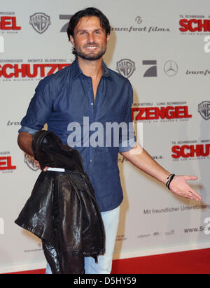 Direttore Simon Verhoeven pone sul tappeto rosso alla premiere del film 'Guardian Angel' (Schutzengel) di Berlino, Germania, 18 settembre 2012. Il film inizierà a mostrare in tedesco cinema il 27 settembre 2012. Foto: Britta Pedersen Foto Stock