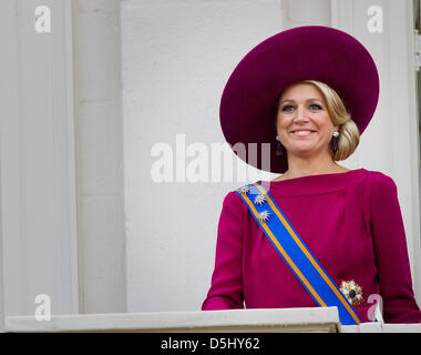 Dutch Crown Princess Maxima onde dal balcone di Palazzo Noordeinde all'Aia, Paesi Bassi, 18 settembre 2012, dopo che la Regina olandese consegnato il suo discorso dal trono in occasione del Prinsjesdag (Prince's Day), la tradizionale apertura dell'anno parlamentare. Foto: Patrick van Katwijk / Paesi Bassi fuori Foto Stock