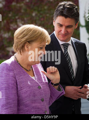 Il cancelliere tedesco Angela Merkel (CDU) accoglie favorevolmente il croato il Primo Ministro Zoran Milanovic presso la cancelleria federale a Berlino, Germania, 19 settembre 2012. Merkel incontra Milanovic per colloqui bilaterali. Foto: MICHAEL KAPPELER Foto Stock