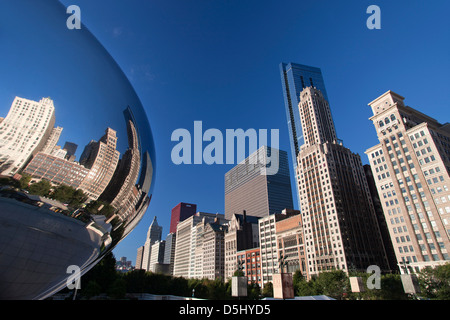 SKYLINE riflessa nella cloud GATE SCULPTURE (©Anish Kapoor 2004) Millennium Park e la skyline del centro di Chicago, Illinois, Stati Uniti d'America Foto Stock