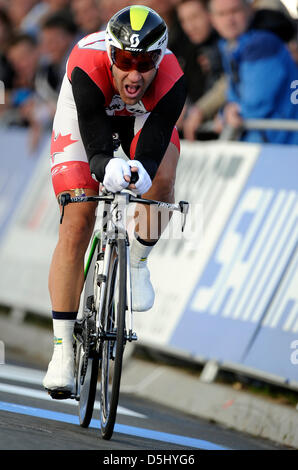 Canada's Svein TUFT attraversa la linea di arrivo durante gli Uomini Elite cronometro individuale corsa in bicicletta in corrispondenza del ciclismo su strada UCI Campionati del Mondo in Valkenburg, 19 settembre 2012. Foto: Marius Becker dpa Foto Stock