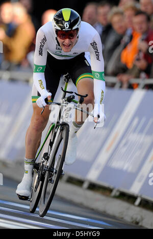 Australia Luke Durbridge attraversa la linea di arrivo durante gli Uomini Elite cronometro individuale corsa in bicicletta in corrispondenza del ciclismo su strada UCI Campionati del Mondo in Valkenburg, 19 settembre 2012. Foto: Marius Becker dpa Foto Stock