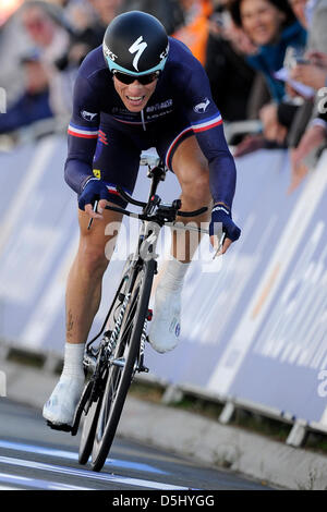 In Francia la Sylvain CHAVANEL attraversa la linea di arrivo durante gli Uomini Elite cronometro individuale corsa in bicicletta in corrispondenza del ciclismo su strada UCI Campionati del Mondo in Valkenburg, 19 settembre 2012. Foto: Marius Becker dpa Foto Stock