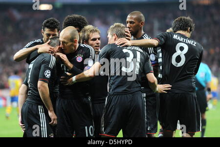 I giocatori di Monaco Franck Ribéry (l-r), Arjen Robben, Philipp Lahm, Bastian SCHWEINSTEIGER, Jérôme Boateng e Javier Martinez celebrare Schweinsteigers obiettivo durante la UEFA Champions League gruppo F partita di calcio tra il Bayern Monaco e Valencia CF a Fußball Arena München a Monaco di Baviera, Germania, il 19 settembre 2012. Foto: Tobias Hase/dpa Foto Stock
