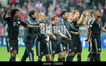 I giocatori di Monaco Dante (l-r), Javier Martinez, Arjen Robben, Philipp Lahm, Claudio Pizarro, Bastian SCHWEINSTEIGER, Holger Badstuber e Jérôme Boateng celebrano il loro 2:1 successo dopo la UEFA Champions League gruppo F partita di calcio tra il Bayern Monaco e Valencia CF a Fußball Arena München a Monaco di Baviera, Germania, il 19 settembre 2012. Foto: Tobias Hase/dpa Foto Stock