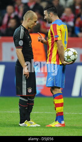 Monaco Arjen Robben (l) e Adil Rami di Valencia parla durante la UEFA Champions League gruppo F partita di calcio tra il Bayern Monaco e Valencia CF a Fußball Arena München a Monaco di Baviera, Germania, il 19 settembre 2012. Foto: Tobias Hase/dpa Foto Stock