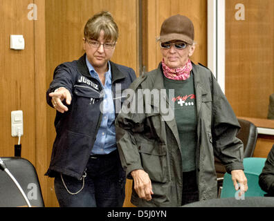 Convenuta Sonja Suder (R), accusati di essere coinvolti in un attacco terroristico contro il Viennese OPEC sede in 1975, arriva presso la corte distrettuale di Francoforte sul Meno, Germania, 21 settembre 2012. Suger e il suo partner Gauger sarebbero stati membri della sinistra gruppo di terrore rivoluzionario "cellule". Foto: BORIS ROESSLER Foto Stock
