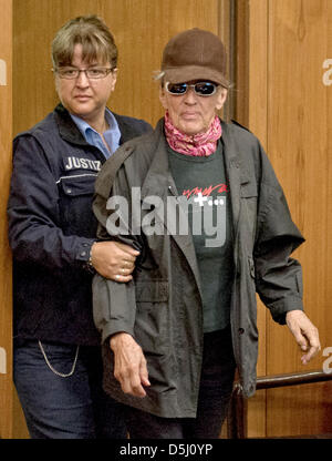 Convenuta Sonja Suder (R), accusati di essere coinvolti in un attacco terroristico contro il Viennese OPEC sede in 1975, arriva presso la corte distrettuale di Francoforte sul Meno, Germania, 21 settembre 2012. Suger e il suo partner Gauger sarebbero stati membri della sinistra gruppo di terrore rivoluzionario "cellule". Foto: BORIS ROESSLER Foto Stock