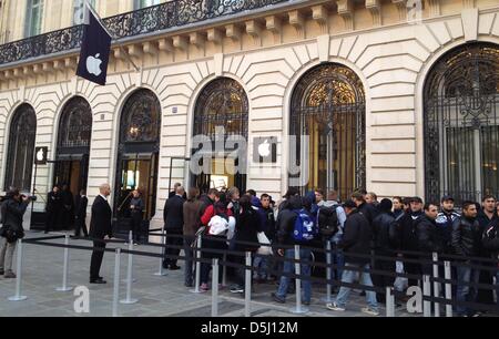 Una lunga coda è visibile nella parte anteriore di un Apple store presso il Carrousel du Louvre a vendite di lancio del nuovo iPhone 5 a Parigi, Francia, 21 settembre 2012. I dipendenti di Apple ha cercato invano di fermare le vendite di lancio di iPhone 5 presso il flagship store al museo del Louvre e l'Opéra Garnier. L'Unione sud chiamato per gli scioperi. Foto: Ansgar Haase Foto Stock