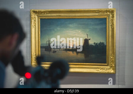 Il dipinto 'winemuende bei Mondschein' (Swinemuende al chiaro di luna) dal famoso pittore romantico Johan Christian Dahl (1788-1857) è presentato in Pommeranian Museo di Stato di Greifswald (Germania), 21 settembre 2012. Il museo di stato ha nuovamente ampliato la loro collezione di opere Romanticist, compresi molti di artista Caspar David Friedrich (1774-1840). Foto: Stefan Sauer Foto Stock