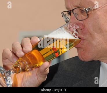 Premier Baden-Wuerttemberg Winfried Kretschmann beve una birra presso la birreria Rothaus in Grafenhausen, Germania, 19 settembre 2012. Kretschmann si è incontrato con i critici del tedesco-svizzero avaiation rumore trattato qui. Foto: Patrick Seeger Foto Stock