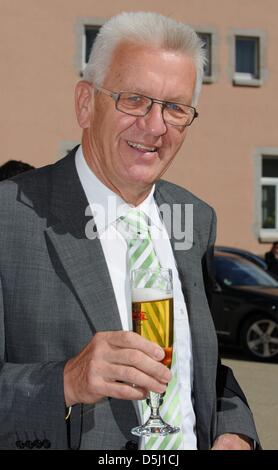 Premier Baden-Wuerttemberg Winfried Kretschmann beve una birra presso la birreria Rothaus in Grafenhausen, Germania, 19 settembre 2012. Kretschmann si è incontrato con i critici del tedesco-svizzero avaiation rumore trattato qui. Foto: Patrick Seeger Foto Stock