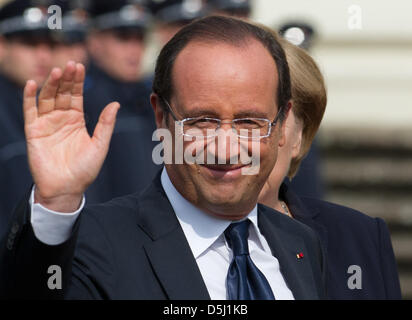 Il Presidente francese Francois Hollande partecipa a un evento per commemorare il cinquantesimo anniversario del famoso discorso alla gioventù dall ex Presidente francese De Gaulle di fronte al palazzo barocco in Ludwigsburg, Germania, 22 settembre 2012. Foto: Marijan Murat Foto Stock