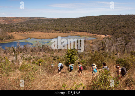 Madagascar, Funzionamento Wallacea, gli studenti e il personale a piedi fino al lago Matsedroy Foto Stock