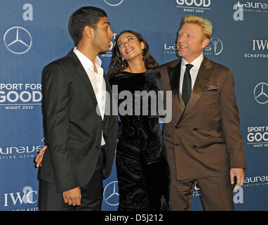 La leggenda del tennis Boris Becker (R-L) e sua moglie Lilly e figlio di Noè arrivano al gala benefico per la Laureus Sport per il buon fine settimana presso la Kleine Olympiahalle a Monaco di Baviera, Germania, il 21 settembre 2012. Donazioni vai alla Laureus sport per il buon fondamento della Germania. Foto: Ursula Dueren Foto Stock