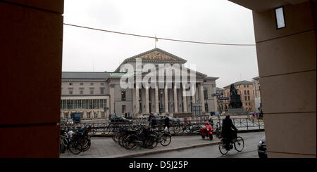 L'opera di stato bavarese è raffigurato a Monaco di Baviera, Germania, 12 novembre 2012. Il ciclista memoriale della Baviera il primo re, Max I. Joseph, sorge al centro della piazza. Foto: Peter Kneffel Foto Stock