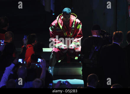 Ucraini, IBF WBO, WBA e IBO Heavyweight Boxing campione del mondo Vladimir Klitschko (m) entra nell'arena prima che la sua lotta contro il suo polacco Wach challenger ad Amburgo, Germania, 10 novembre 2012. Foto: ANGELIKA WARMUTH Foto Stock