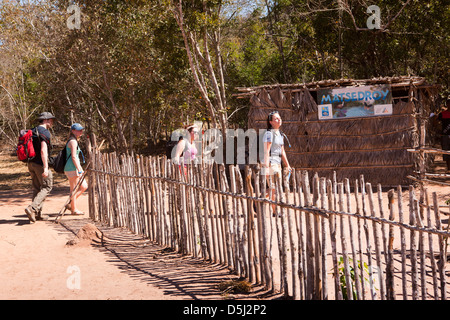 Madagascar, Funzionamento Wallacea, personale e studenti che arrivano a Matsedroy campo di studio camp Foto Stock