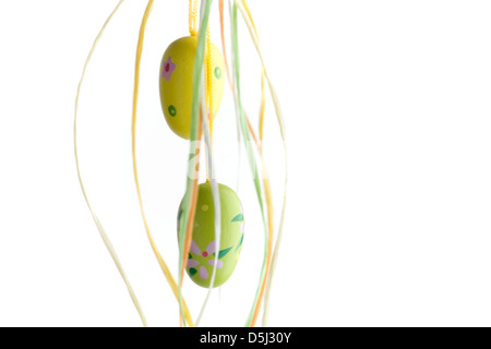 Colorate le uova di pasqua appeso su sfondo bianco Foto Stock