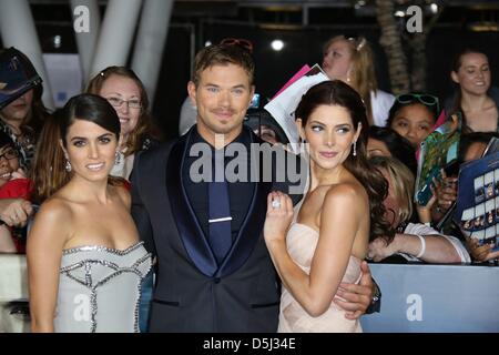 Attori Nikki Reed (l-r), Kellan Lutz e Ashley Greene arriva alla prima mondiale di "The Twilight Saga: Rottura dell'Alba - Parte 2' a Nokia Theater in L.A. Vive a Los Angeles, Stati Uniti d'America, il 12 novembre 2012. Foto: Hubert Boesl/dpa Foto Stock