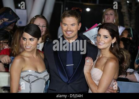 Attori Nikki Reed (l-r), Kellan Lutz e Ashley Greene arriva alla prima mondiale di "The Twilight Saga: Rottura dell'Alba - Parte 2' a Nokia Theater in L.A. Vive a Los Angeles, Stati Uniti d'America, il 12 novembre 2012. Foto: Hubert Boesl/dpa Foto Stock