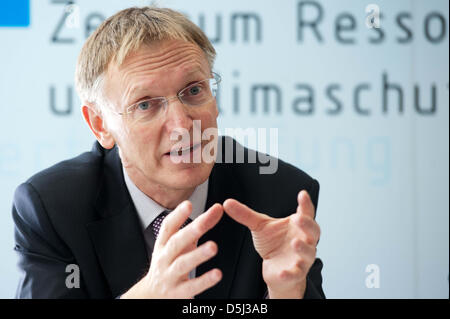 Il Commissario europeo per l ambiente Janez Potocnik tiene una conferenza stampa a Berlino, Germania, 13 novembre 2012. Il candidato aveva visitato il centro di VDI efficienza delle risorse in precedenza. Foto: MAURIZIO GAMBARINI Foto Stock