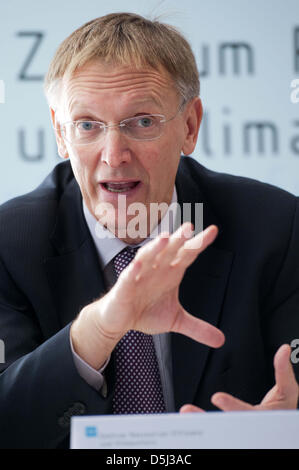 Il Commissario europeo per l ambiente Janez Potocnik tiene una conferenza stampa a Berlino, Germania, 13 novembre 2012. Il candidato aveva visitato il centro di VDI efficienza delle risorse in precedenza. Foto: MAURIZIO GAMBARINI Foto Stock