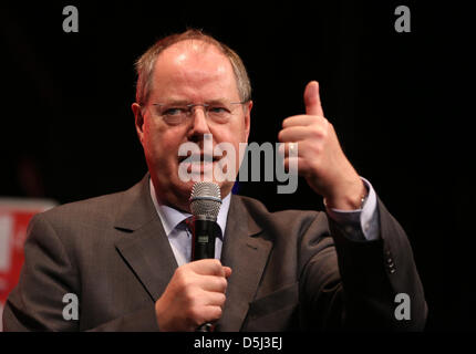 Partito Social Democratico candidato per il cancelliere Peet Steinbrueck colloqui a un DOCUP cittadini dialogo ad Amburgo, Germania, 13 novembre 2012. Egli ha affermato che non vi è la possibilità di una coalizione con il partito di sinistra dopo il 2013 elezioni federali. Foto: CHRISTIAN CHARISIUS Foto Stock