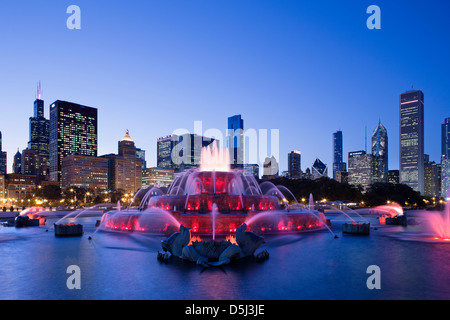BUCKINGHAM FOUNTAIN (©EDWARD BENNETT / MARCEL LOYAU 1927) Grant Park skyline del centro di Chicago, Illinois, Stati Uniti d'America Foto Stock