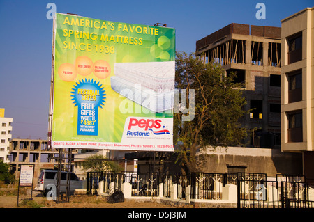 Un cartellone pubblicitario in Pune India Maharashtra per Peps Restonic materassi Foto Stock