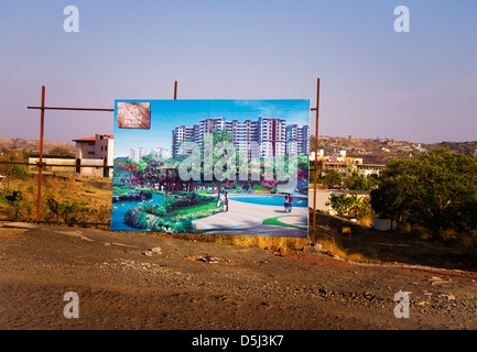 Un cartellone pubblicitario in Pune per alloggiamento nuovo sviluppo in città Foto Stock