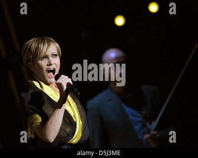 Cantante francese Patricia Kaas esegue sul palco durante un concerto a Admiralspalast a Berlino, Germania, 13 novembre 2012. Kaas ha eseguito in prima assoluta il suo show 'Kaas chante Piaf" di Berlino. Foto: Britta Pedersen Foto Stock