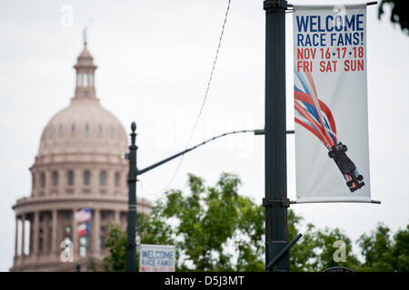 Banner Tutti giù per la strada dal Campidoglio dello Stato del Texas (L) benvenuto gara tifosi di Austin, Texas, Stati Uniti d'America, 13 novembre 2012. La Formula Uno Gran Premio degli Stati Uniti si svolgerà presso il circuito delle Americhe di Austin il 18 novembre 2012. Foto: David Ebener dpa Foto Stock