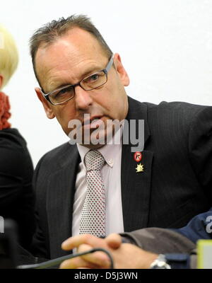 Hardy Schober, fondatore della Winnenden uccisione spree alliance, entra nella sala di corte del Tribunale Regionale di Stoccarda, Germania, 14 novembre 2012. A causa di difetti procedurali il caso del padre in Winnenden uccisione spree è tornato alla corte di nuovo. Nel febbraio 2011, l'52-anno-vecchio uomo è stato condannato a un anno e nove mesi di pena detentiva con la condizionale per mantenere l'arma w Foto Stock