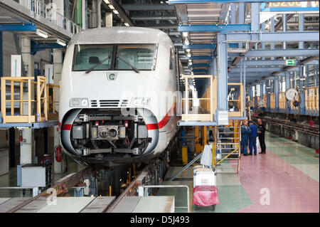 Un tipo ICE 2 con il treno ad alta velocità è in corso di preparazione per l'inverno in un impianto di manutenzione della società ferroviaria Deutsche Bahn AG di Berlino, Germania, 14 novembre 2012. Azienda ferroviaria tedesca Deutsche Bahn AG si sta già preparando per l'inverno. 11 Nuovo sgombero neve i veicoli sono stati acquistati e 36 strutture per scongelare rapidamente i treni sono stati messi in standby. Foto: Maurizio Gambarini Foto Stock