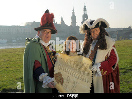 Lo Stollen ragazza Cynthia Brozek (C), Agosto il forte ritratto di Steffen urbano (R) e il buffone di corte Froelich, Matthias Schanzenbach, (L) presente il gigante lo Stollen decreto sulle rive del fiume Elba a Dresda, Germania, 15 novembre 2012. Tre settimane prima del XIX festival stollen, inizia il lavoro sui tre ton stollen gigante. Foto. Matthias Hiekel Foto Stock