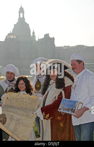 Lo Stollen ragazza Cynthia Brozek (2-L), Agosto il forte ritratto di Steffen Urban (2-R) e fornai presente il gigante lo Stollen decreto sulle rive del fiume Elba a Dresda, Germania, 15 novembre 2012. Tre settimane prima del XIX festival stollen, inizia il lavoro sui tre ton stollen gigante. Foto. Matthias Hiekel Foto Stock