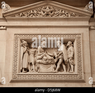 Durbar corte, Foreign & Commonwealth Office di Whitehall, Westminster. Una storica bas reliefcarving di un despota su una portantina Foto Stock